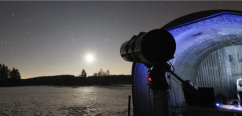 photo prise à l'observatoire de la Fosse à Manhay où on voit le ciel étoilé et un telescope pointant vers celui-ci