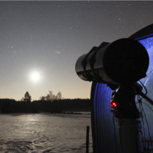 photo prise à l'observatoire de la Fosse à Manhay où on voit le ciel étoilé et un telescope pointant vers celui-ci